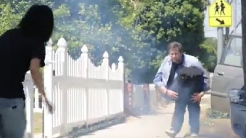 Ανδρας κάνει απίστευτη φάρσα σε περαστικούς μετά από «τρακάρισμα» (vid)